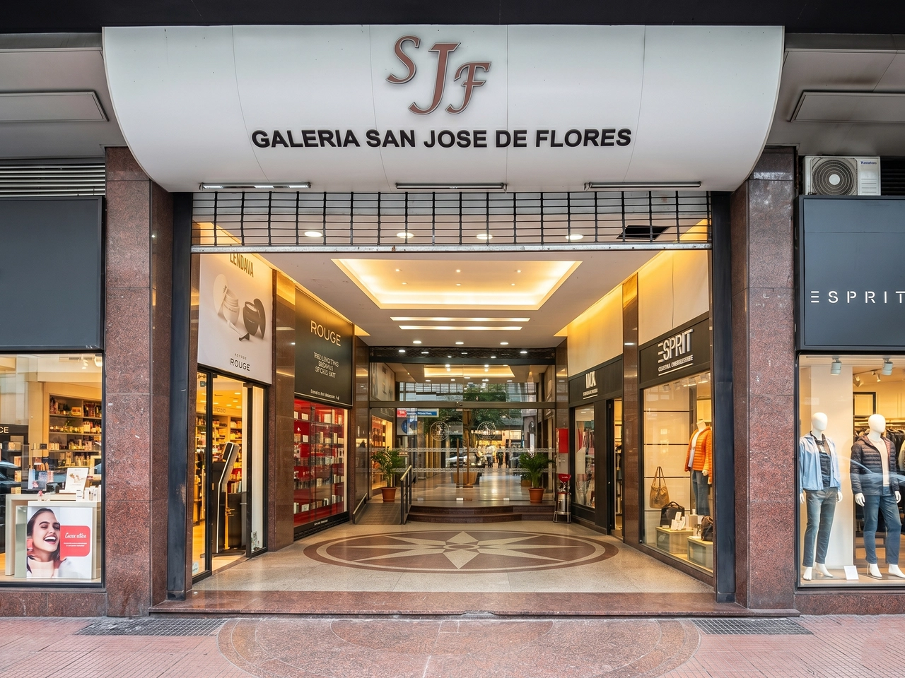 Comercio en venta · Flores Comercio en venta · Flores