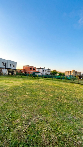casas alrededor terreno sin cerco.png