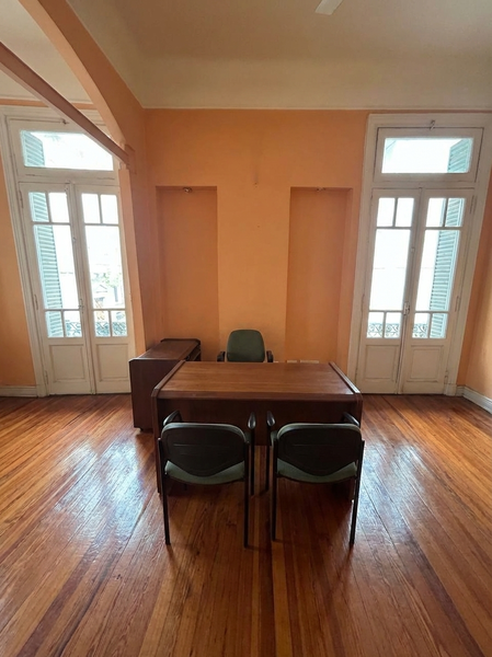 mesa impecable. espacio de frente.png