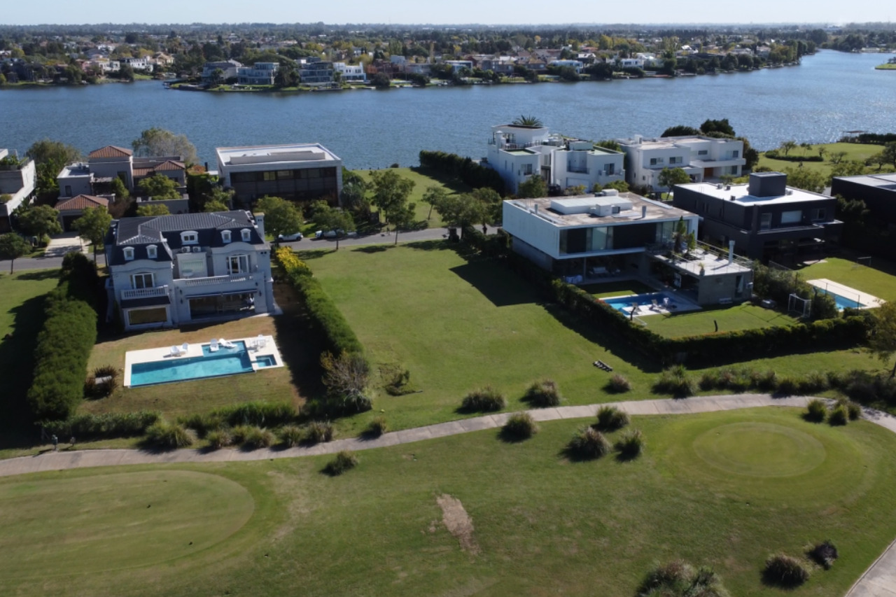 Terreno con pileta en venta en El Golf – USD 750.000 - foto 1