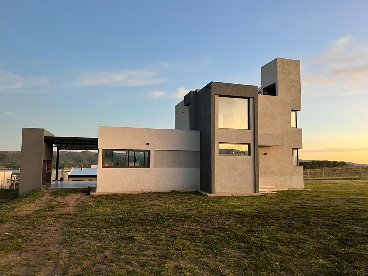 Casa de 5 ambientes en venta en Los Molinos – USD 230.000 - foto 1