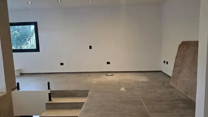 2044633368.webp