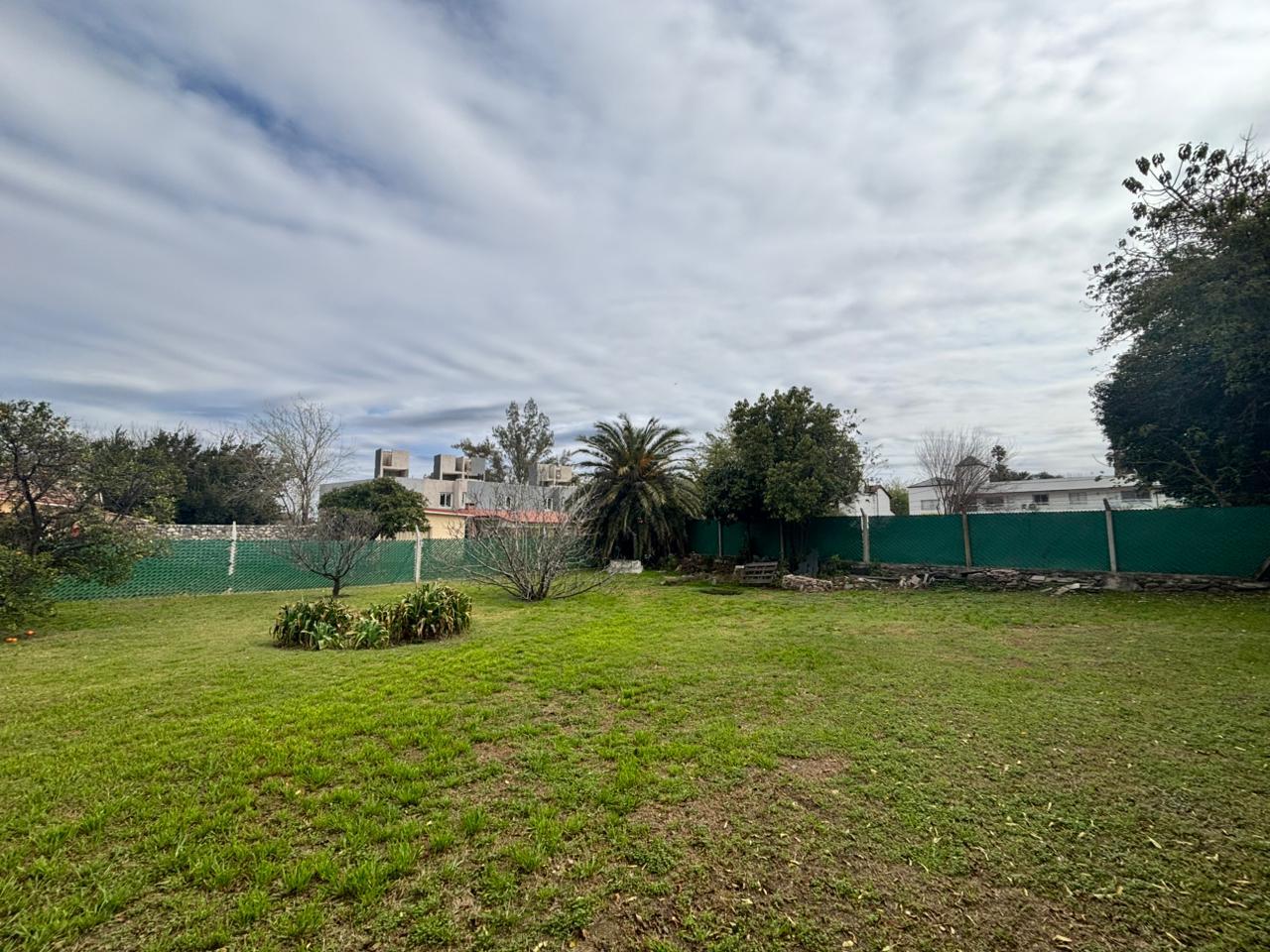 Terreno con jardín en venta en Villa Allende – USD 140.000 - foto 1