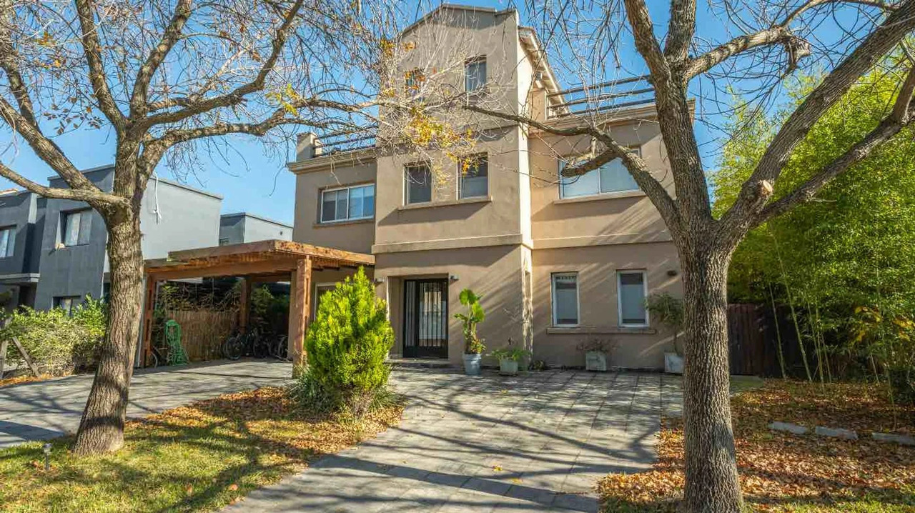 Casa de 8 ambientes en venta en Santa Catalina – USD 350.000 - foto 1