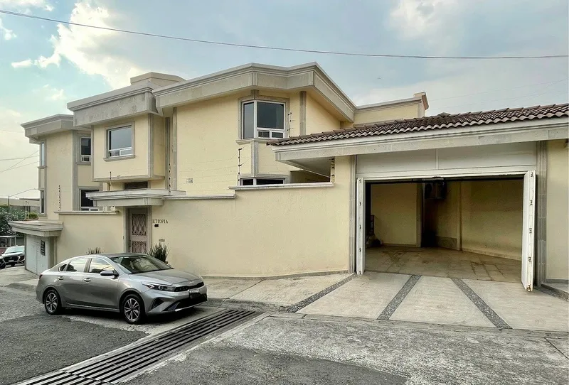 Casa en venta · Lomas de Tecamachalco, Huixquilucan, Estado de México Casa en venta · Lomas de Tecamachalco, Huixquilucan, Estado de México