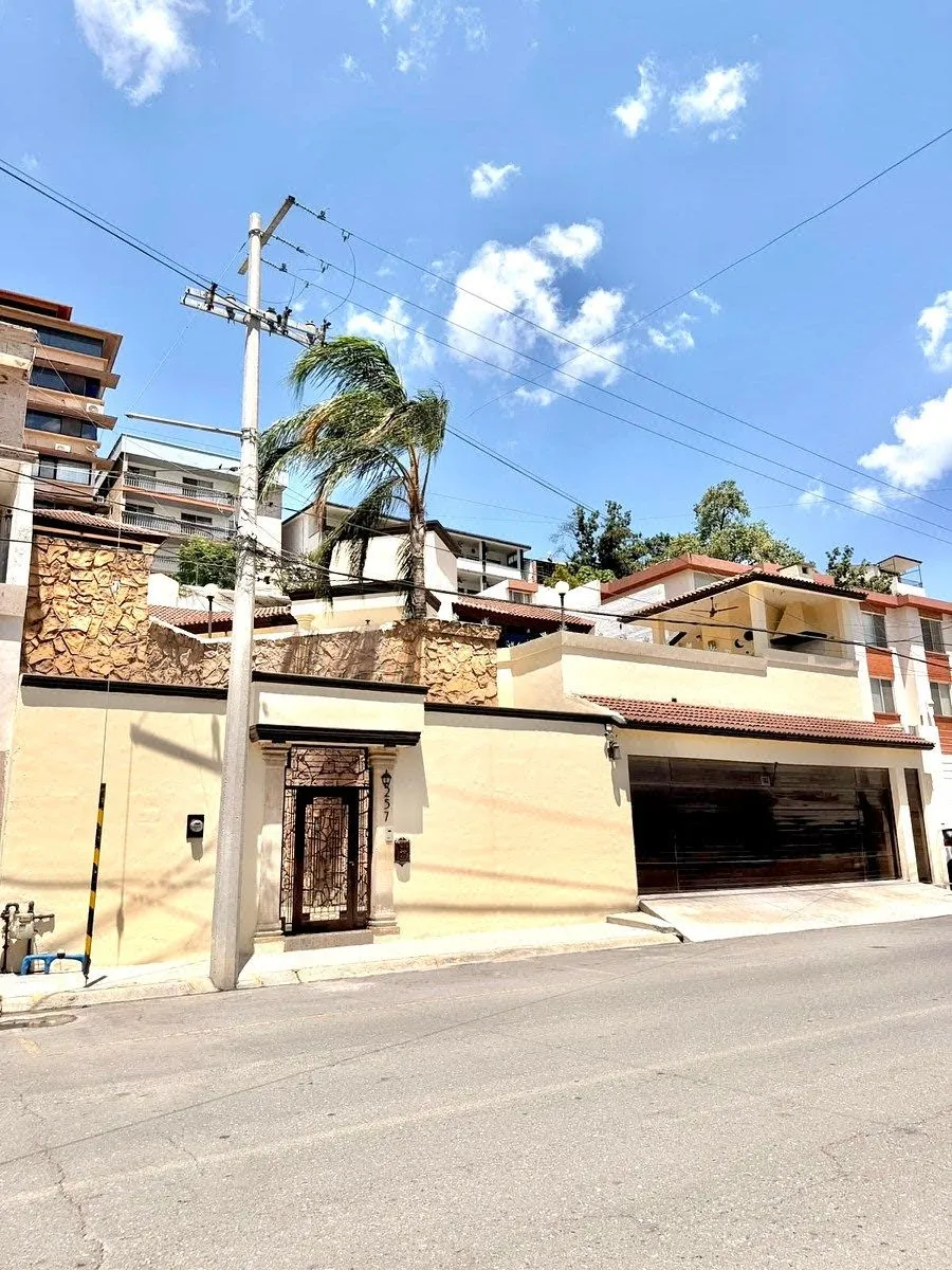 Casa en venta · Fuentes del Valle, San Pedro Garza García, Nuevo León