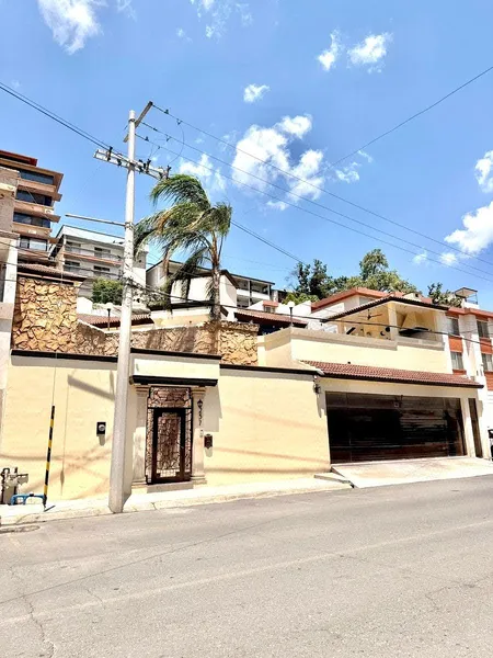 Casa en venta · Fuentes del Valle, San Pedro Garza García, Nuevo León Casa en venta · Fuentes del Valle, San Pedro Garza García, Nuevo León